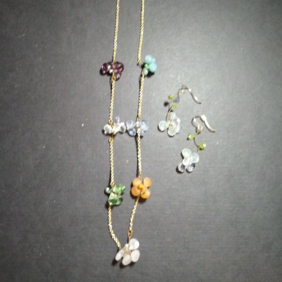 GLASS  FLORAL NECKLACE AND DANGLE EARRINGS - Picture 3 of 3